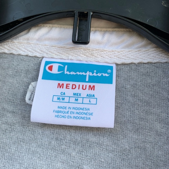 Champion lightweight sweatshirt size Medium. - Picture 4 of 7